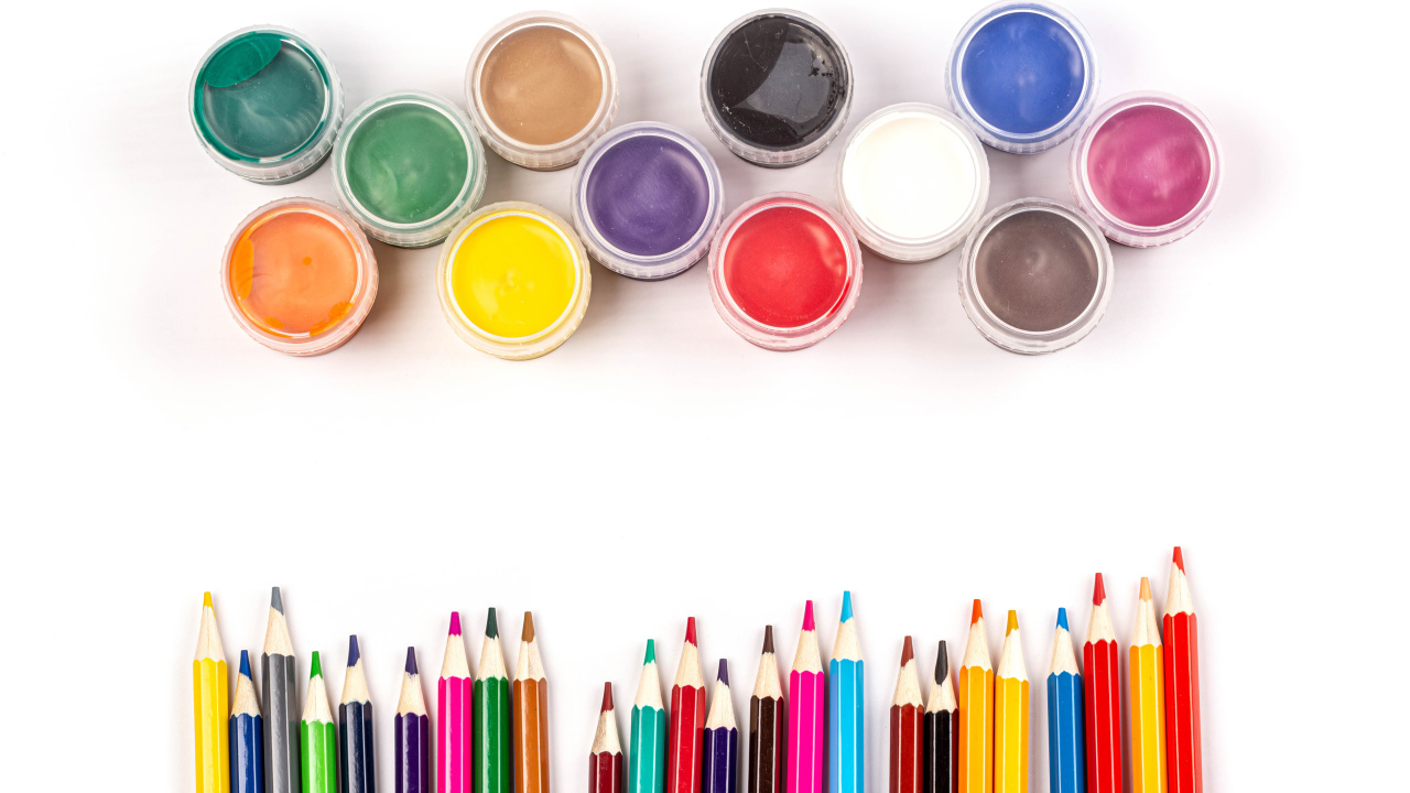 Разноцветные карандаши с красками  на белом фоне 