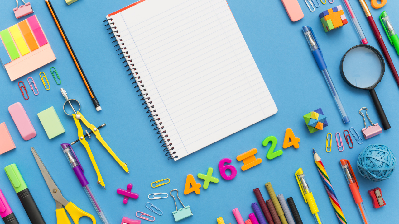 Тетрадь с канцелярскими предметами на голубом фоне 