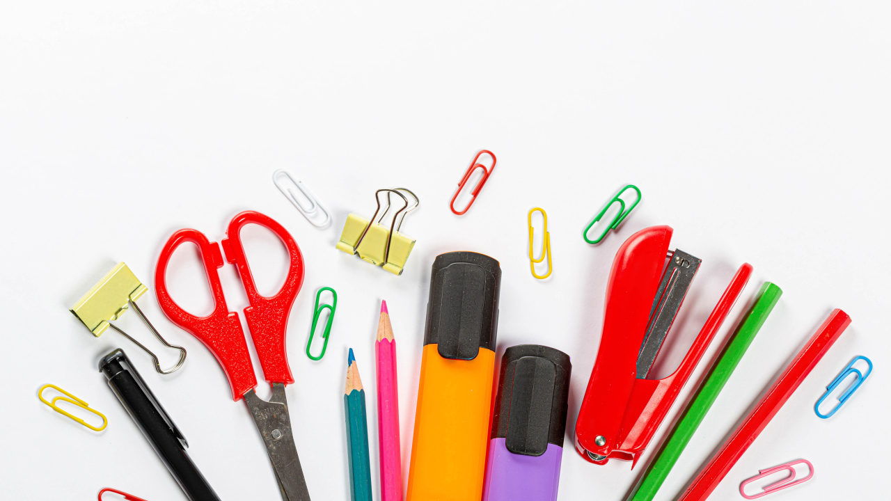 Канцелярские предметы на белом фоне крупным планом 