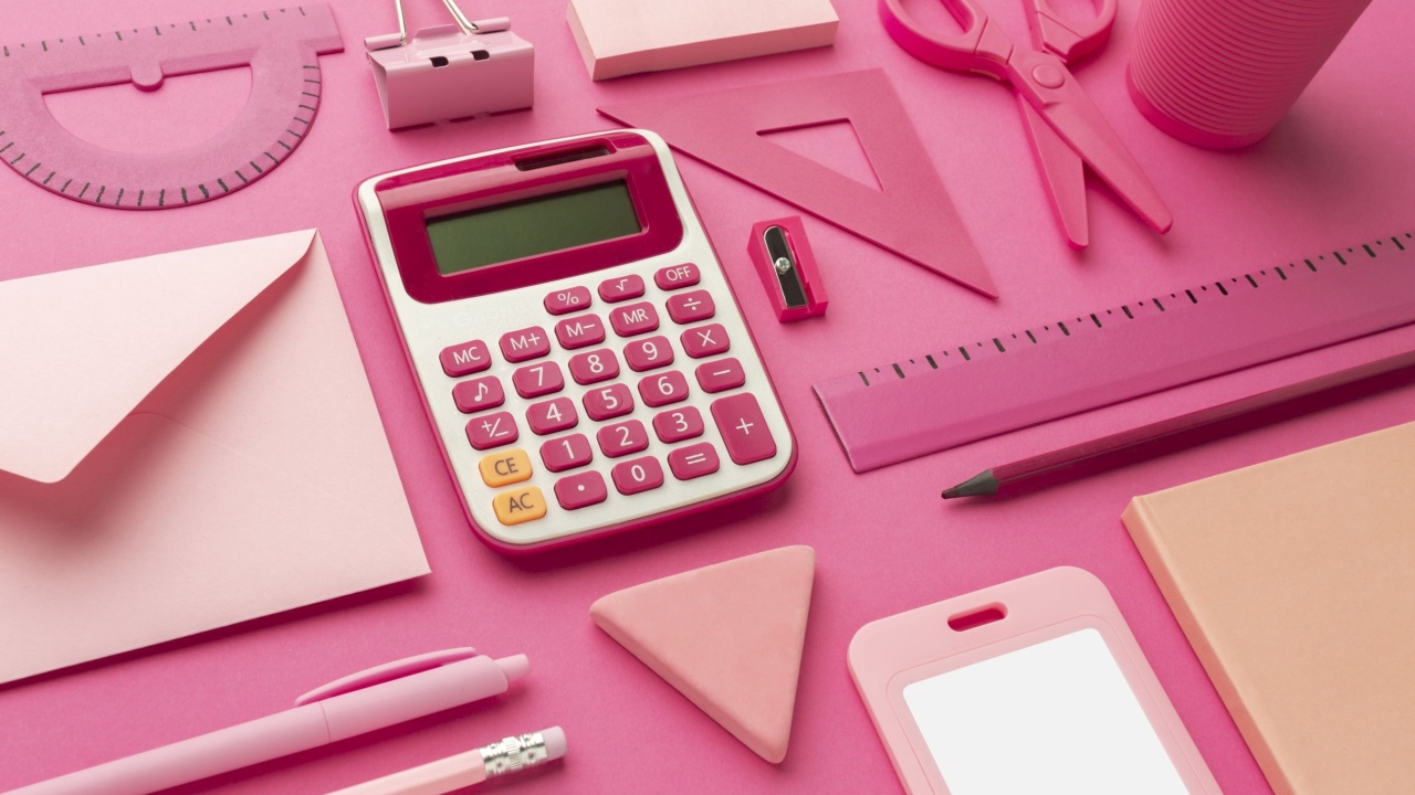 Розовые канцелярские предметы для девочки 