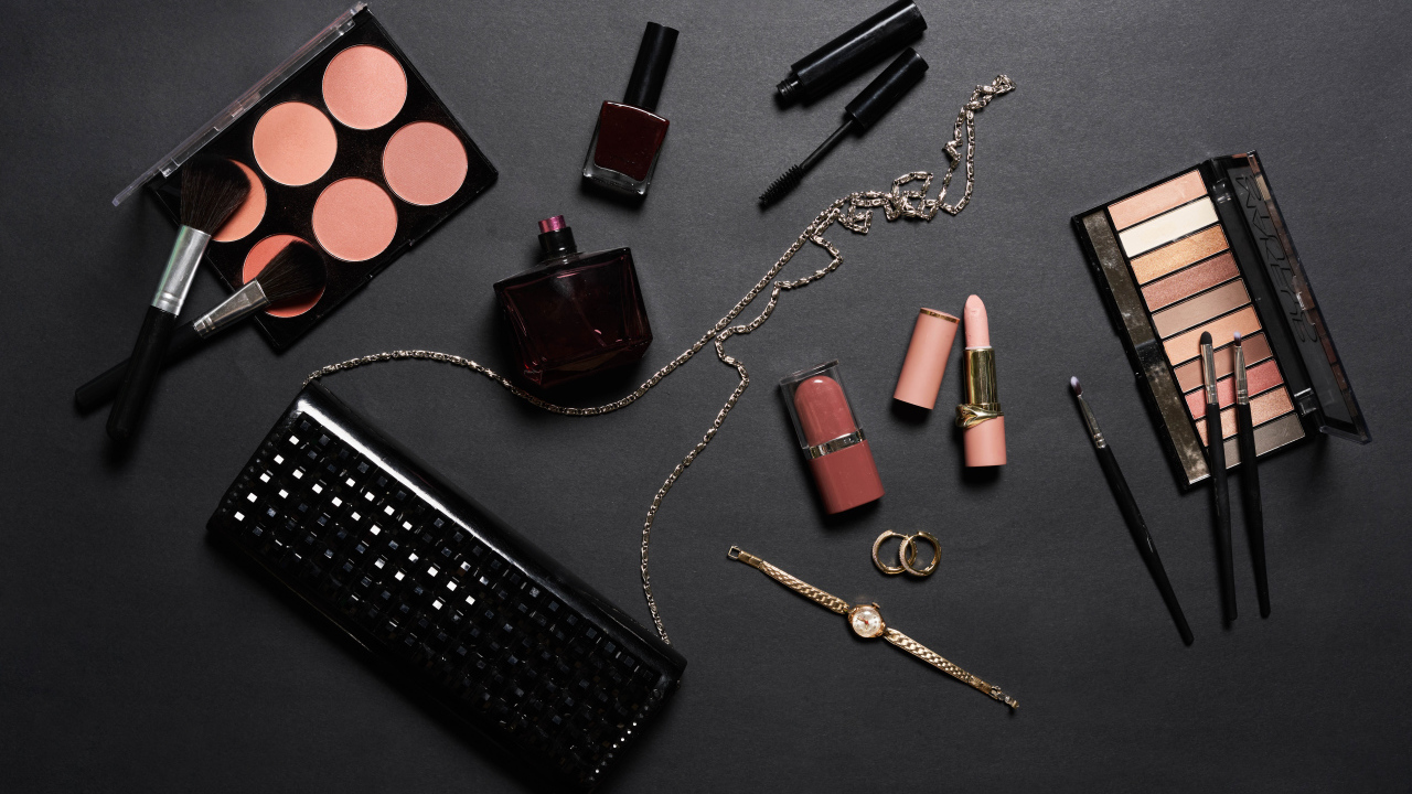 Набор косметики для девушки на сером фоне