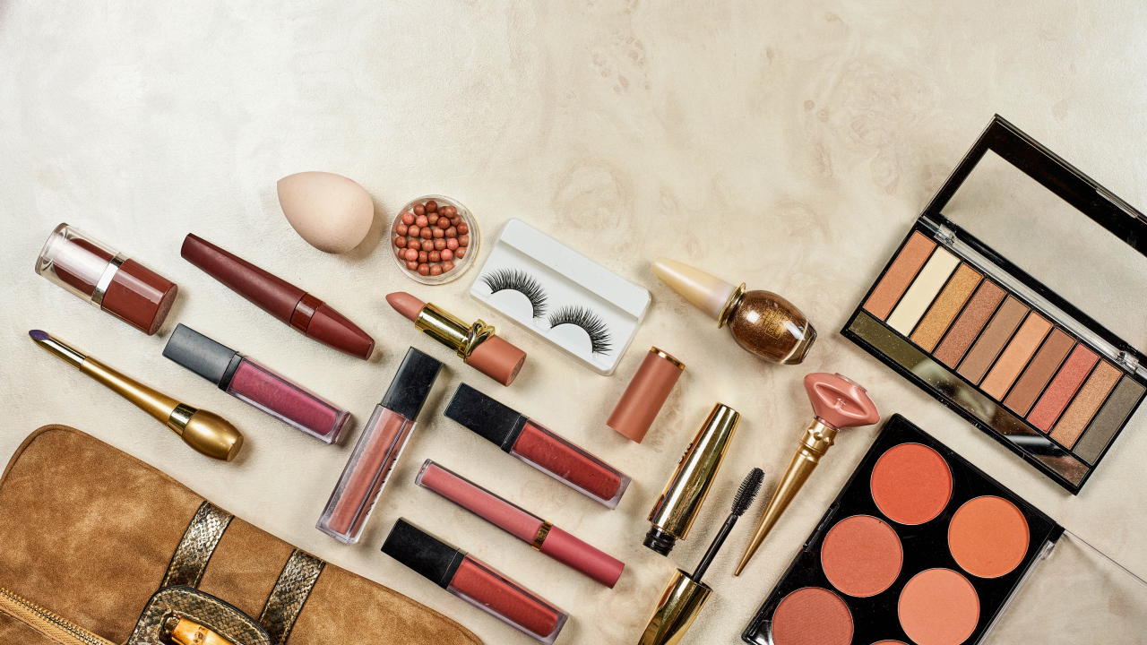 Набор косметики на столе 