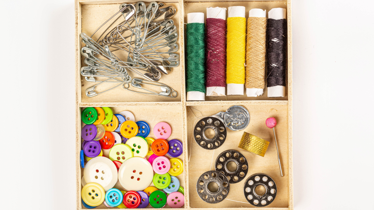 Набор для шитья на белом фоне