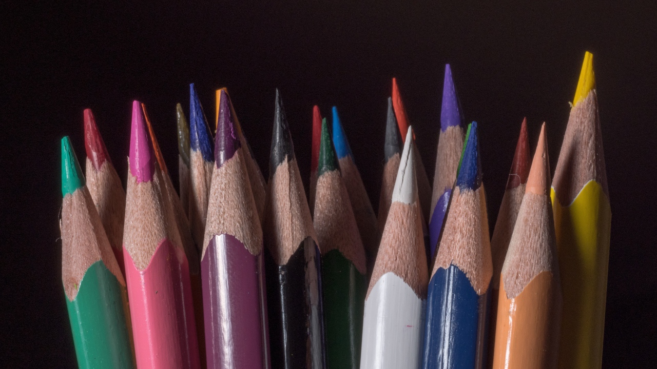 Острые разноцветные карандаши для рисования на черном фоне