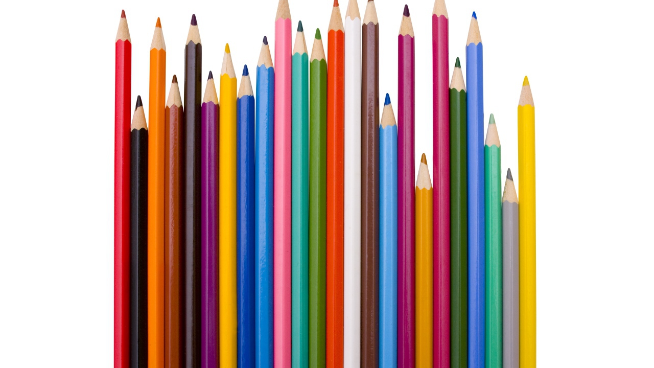 Острые разноцветные карандаши на белом фоне