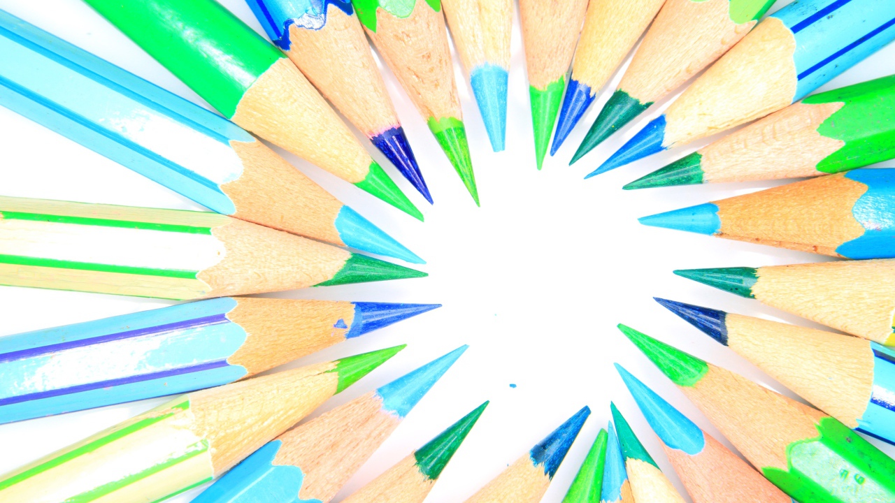 Острые карандаши для рисования на белом фоне