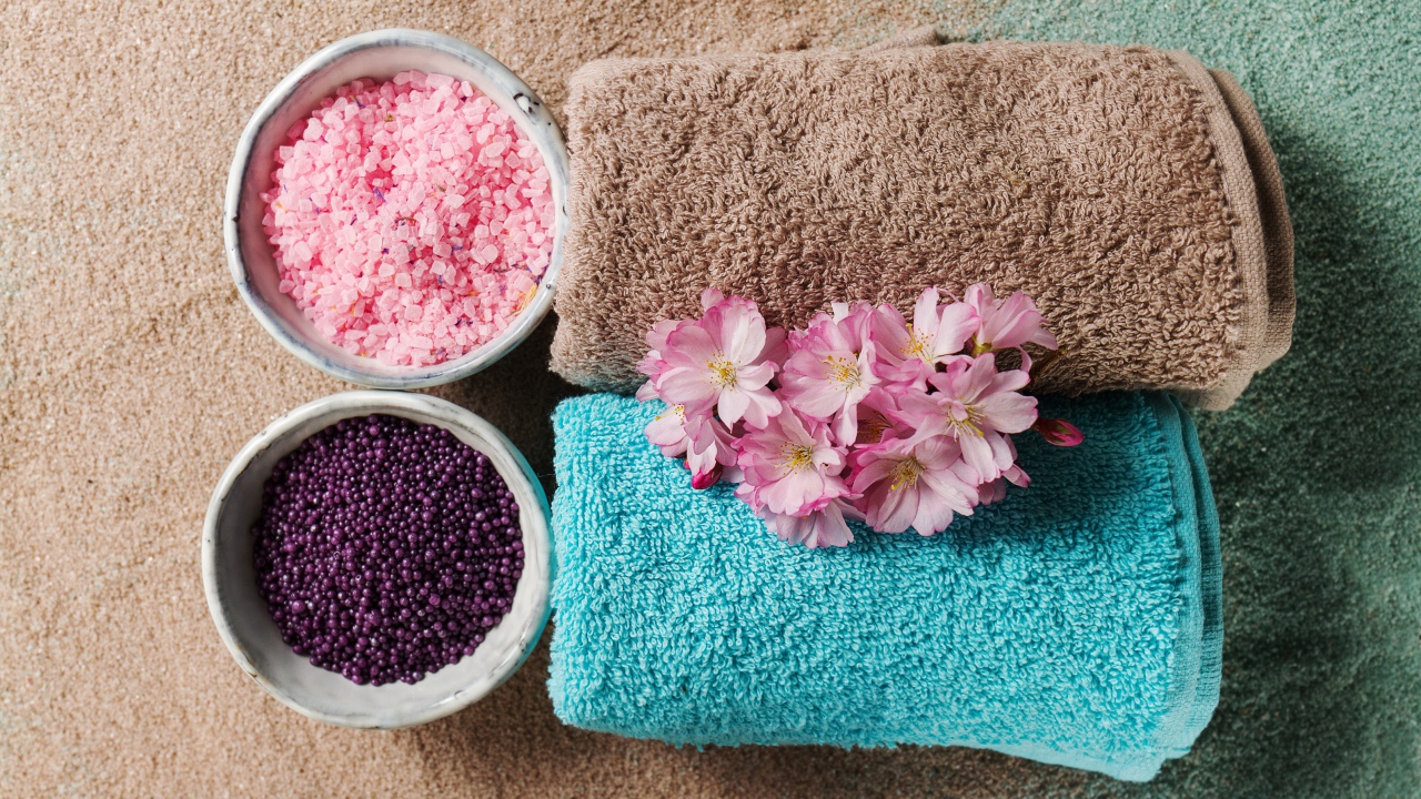 Два разноцветных полотенца и соль для ванн