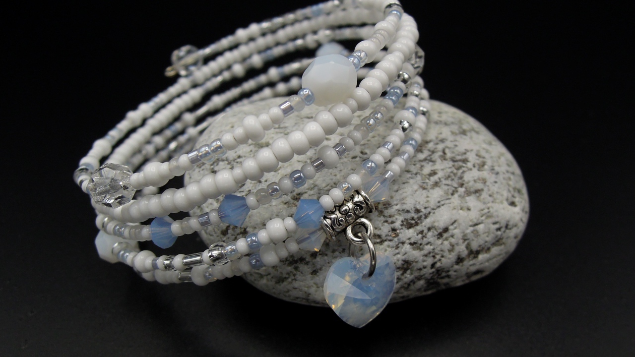 Браслет на руку с камнем на черном фоне