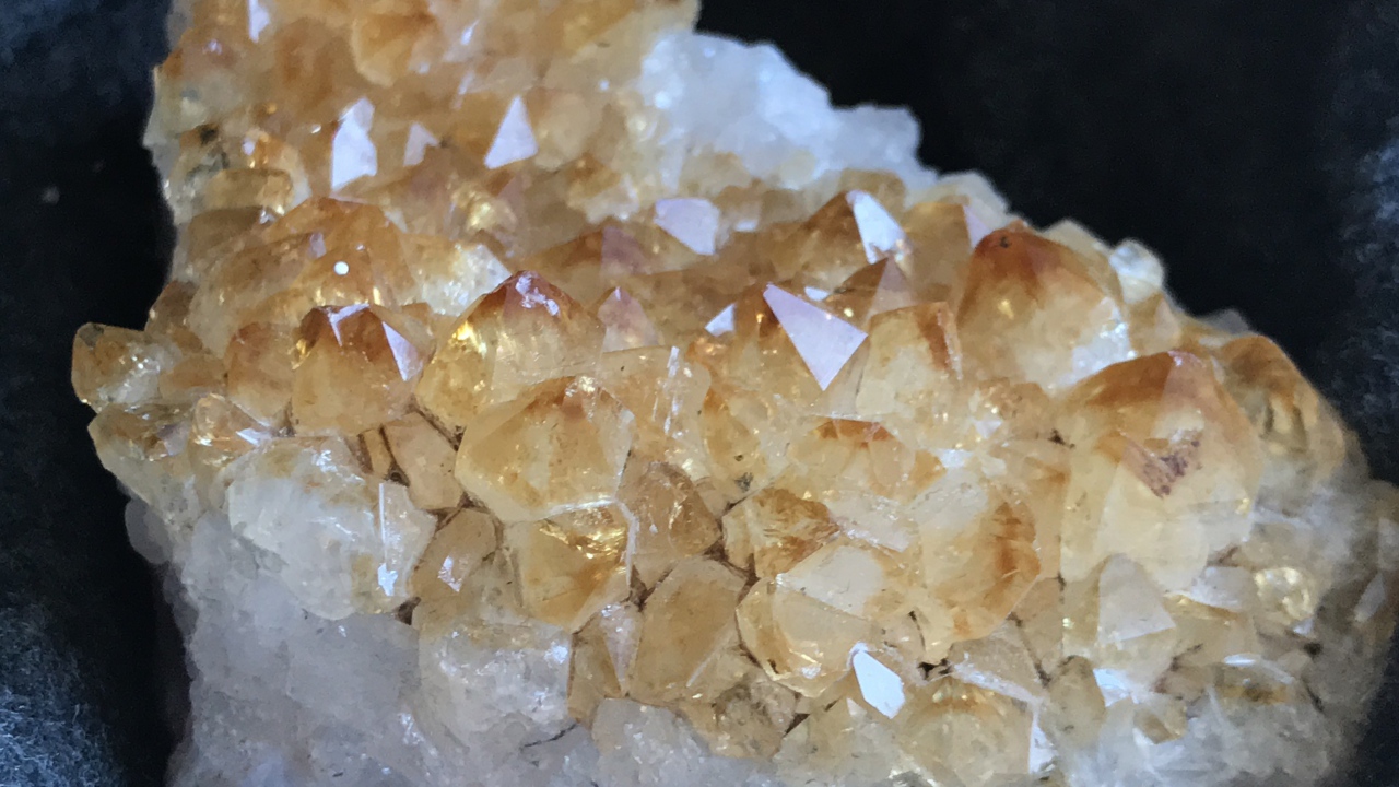 Кристаллы аметиста крупным планом