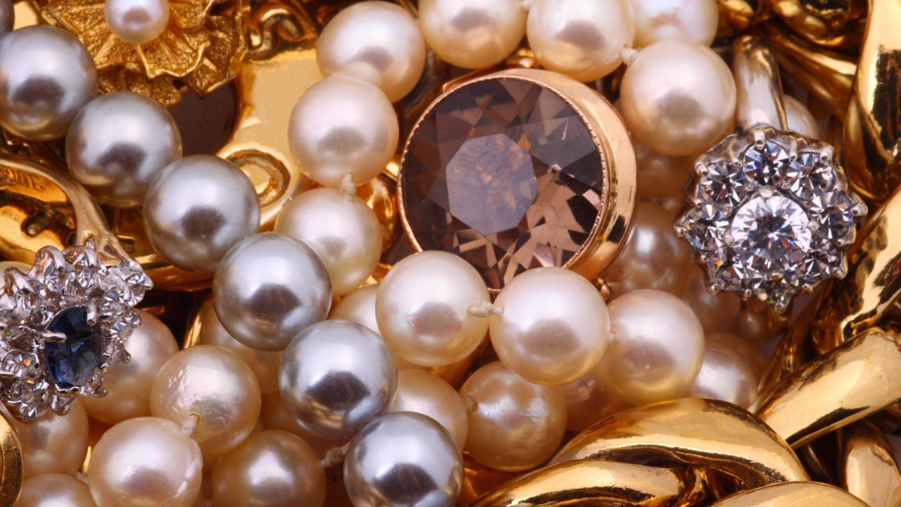 Много драгоценных камней и жемчуга