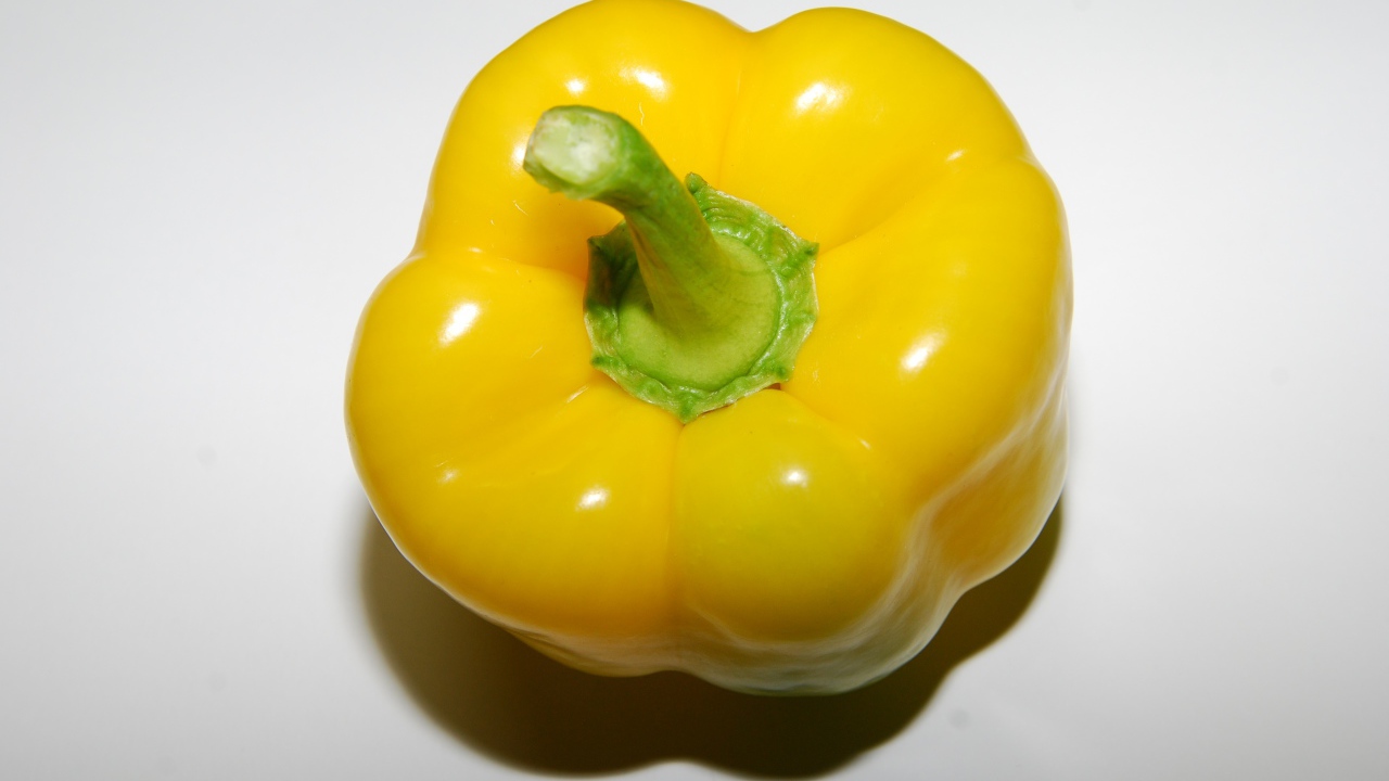 Аппетитный желтый болгарский перец на сером фоне
