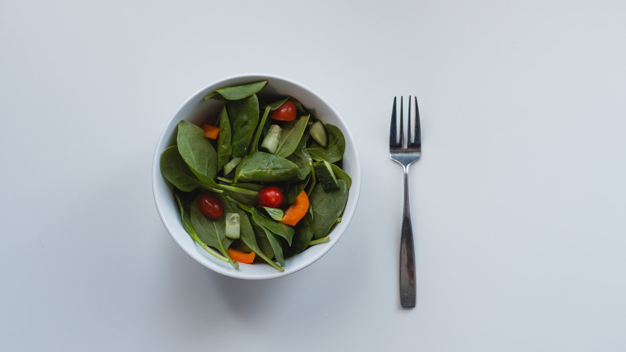 Салат из листьев базилика с огурцами и помидорами