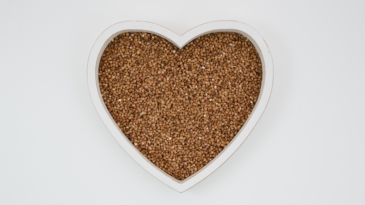 Большое белое сердце с гречневой крупой  