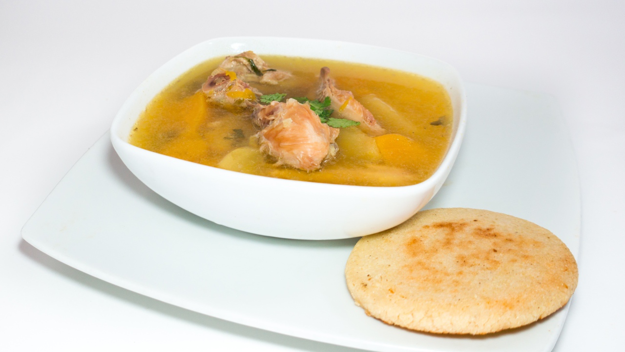 Куриный суп с лепешкой на столе