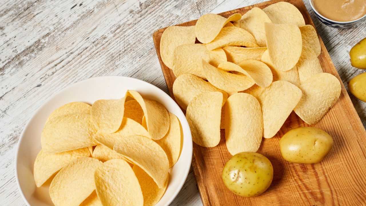 Чипсы на столе с картофелем 