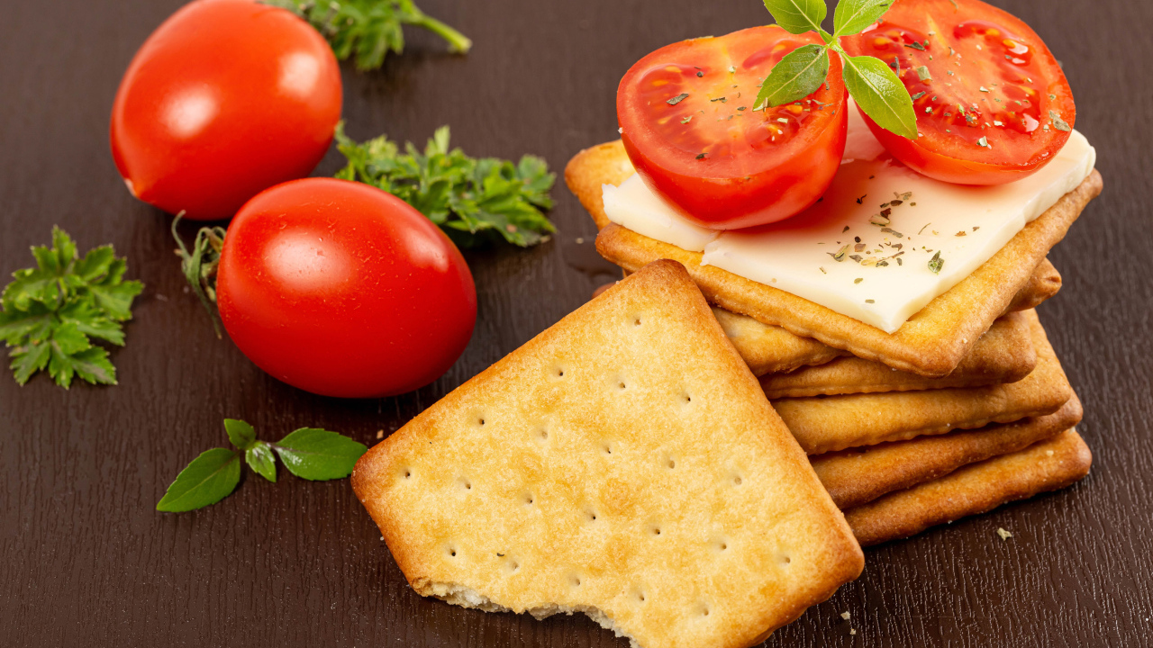 Печенье к крекер с помидорами на столе 