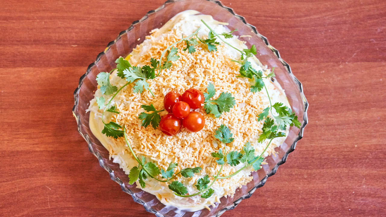 Хрустальная тарелка с салатом на столе