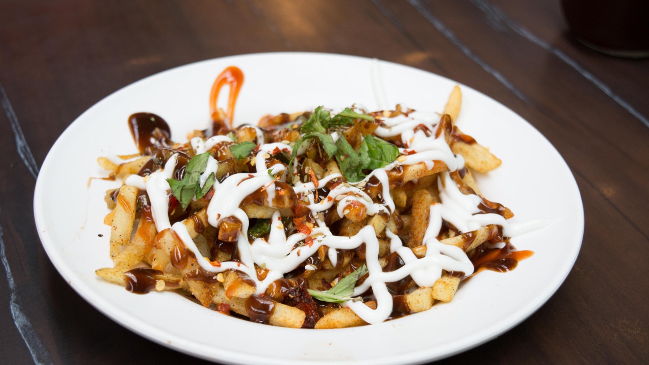 Картофель фри на тарелке с соусом и майонезом