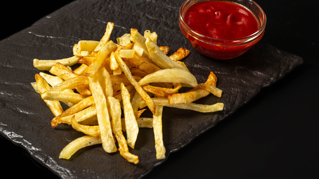 Картофель фри на каменной плите с соусом 