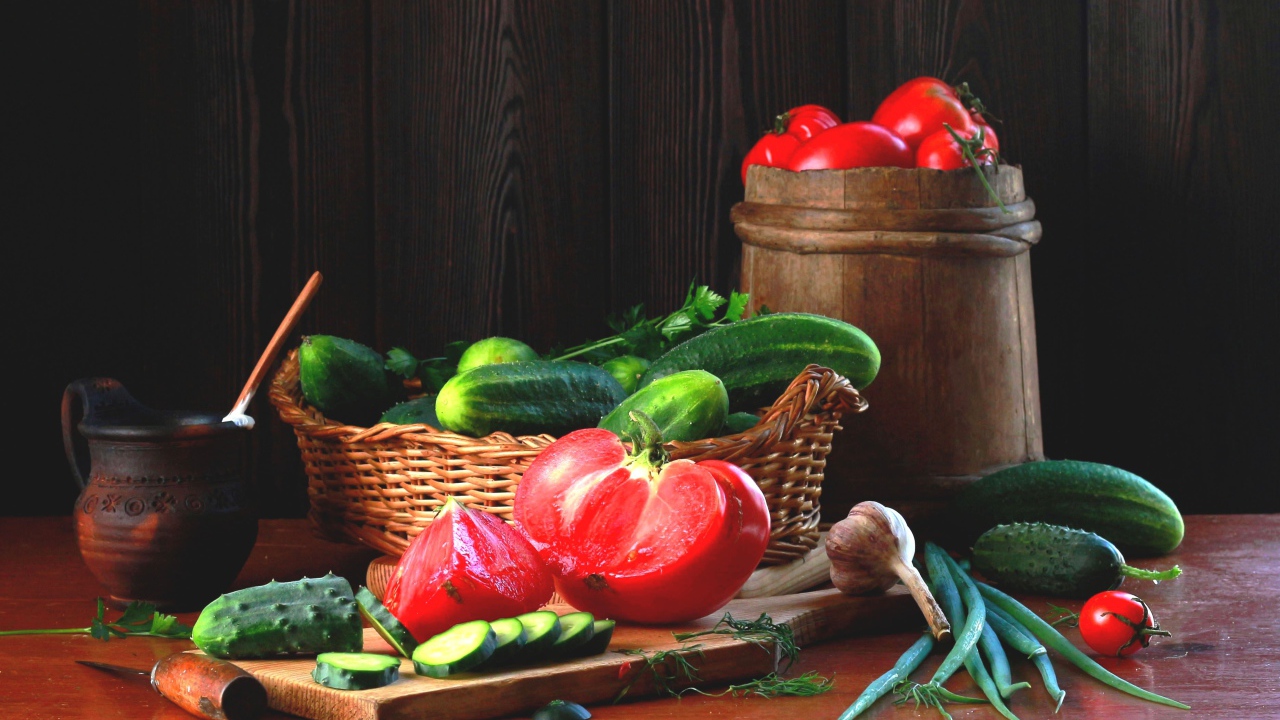 Свежие огурцы и помидора на столе с зеленым луком