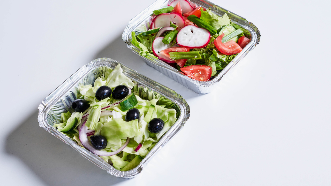 Салат из свежих овощей в тарелках на сером фоне 