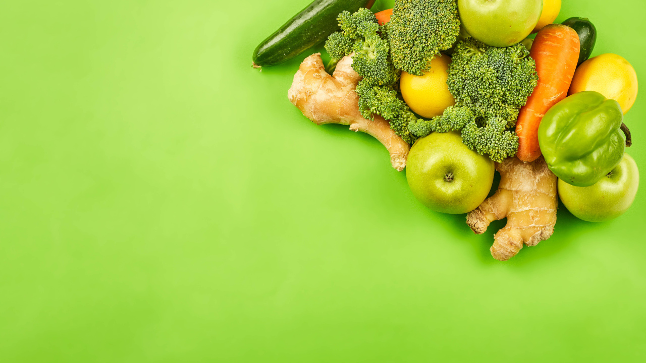 Свежие овощи на салатовом фоне