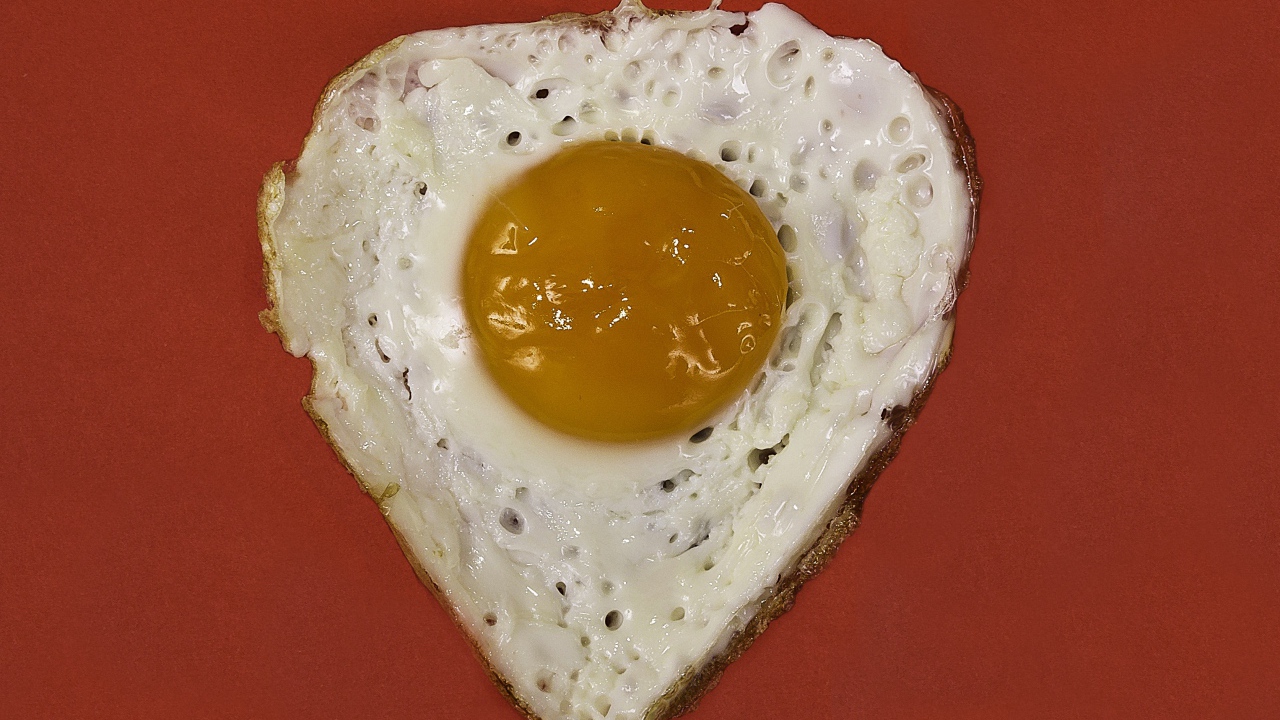 Яичница глазунья на красном фоне