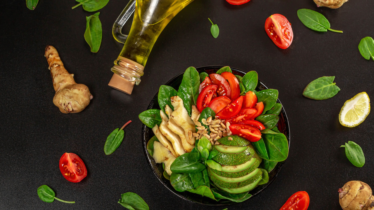 Топинамбур с листьями базилика, авокадо и помидорами 