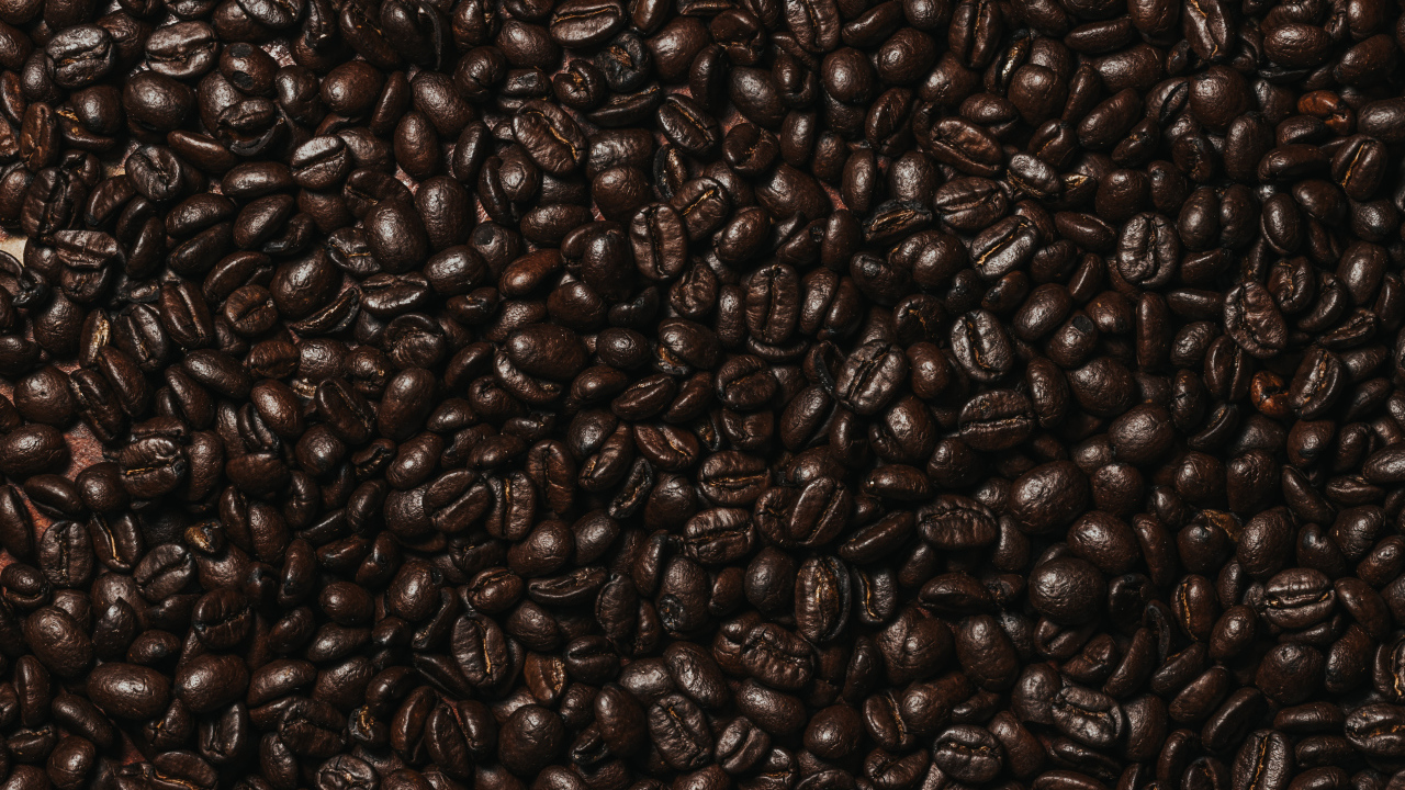 Много ароматных жареных зерен кофе крупным планом 