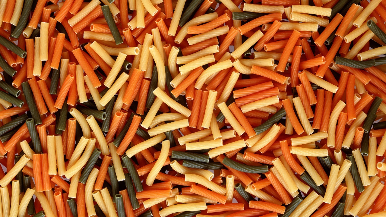 Разноцветные макароны крупным планом