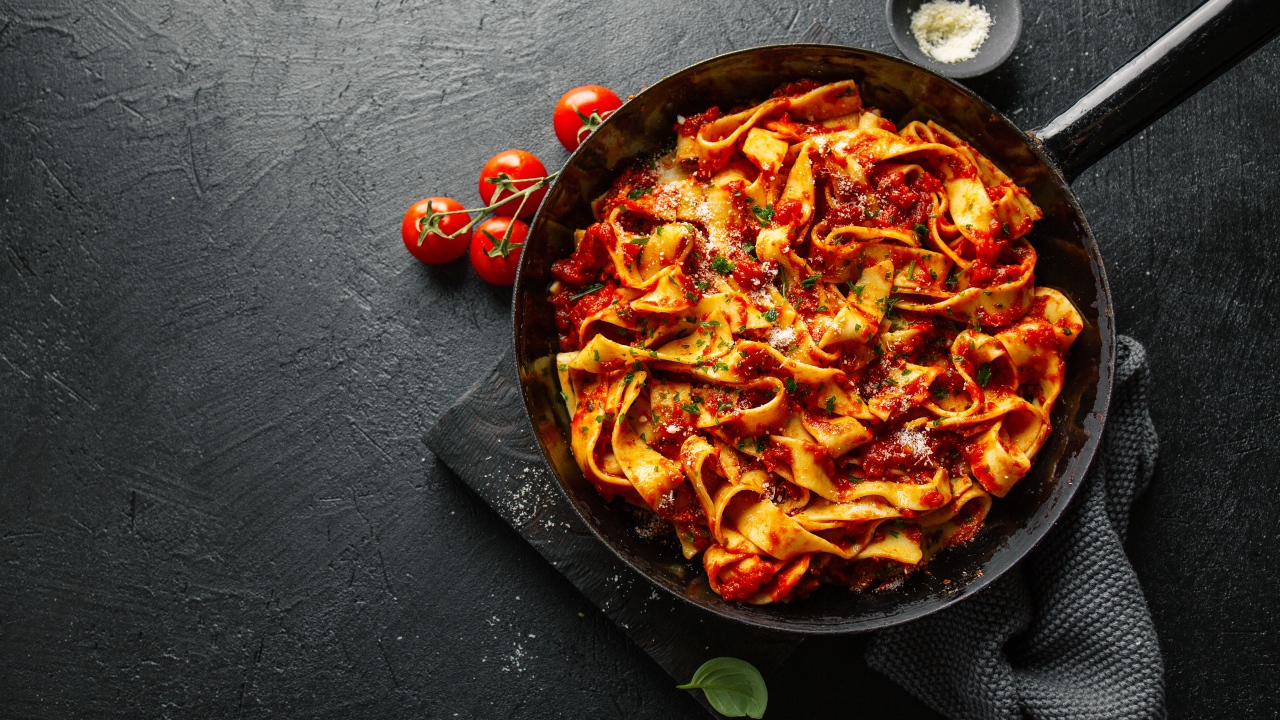 Лапша с соусом в сковороде 