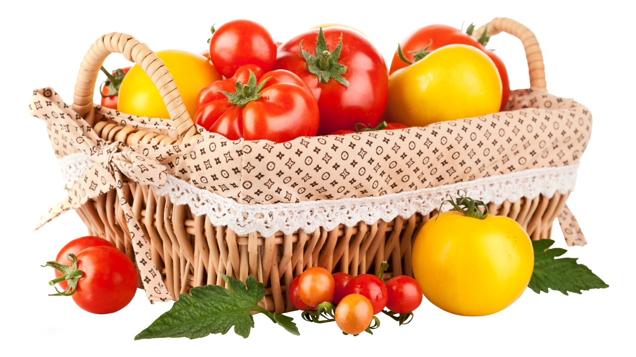 Красные и желтые помидоры в корзине на белом фоне