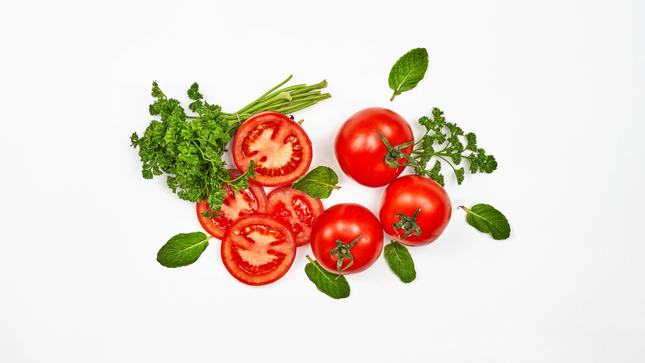 Красные помидоры с петрушкой на белом фоне