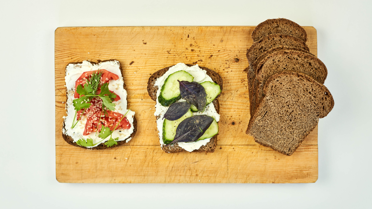 Бутерброды с черным хлебом на столе