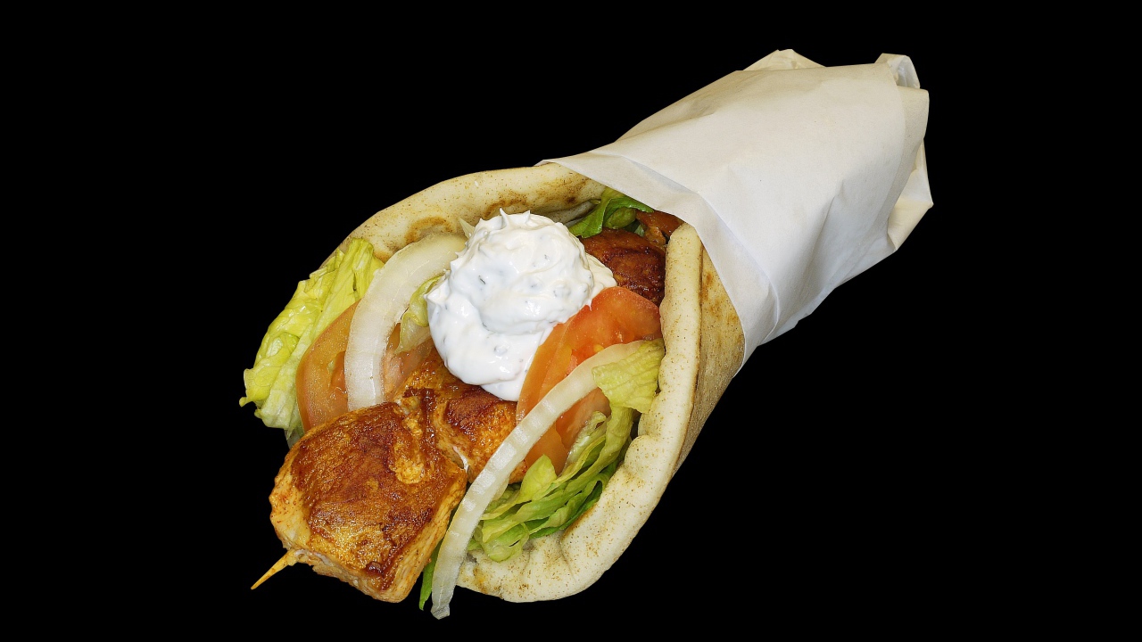 Шаурма в лепешке на черном фоне