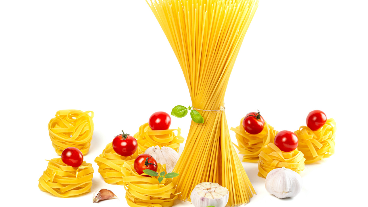 Спагетти и макароны с помидорами на белом фоне 