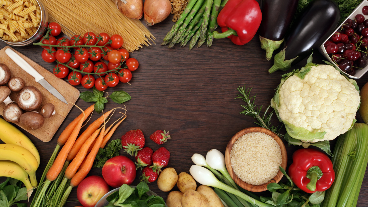 Спагетти на столе с овощами и фруктами 