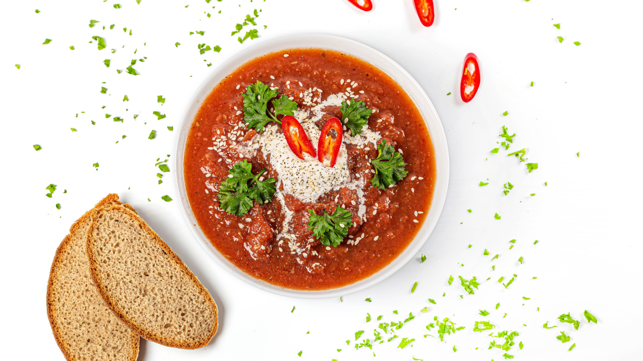 Острая аджика с хлебом на белом фоне