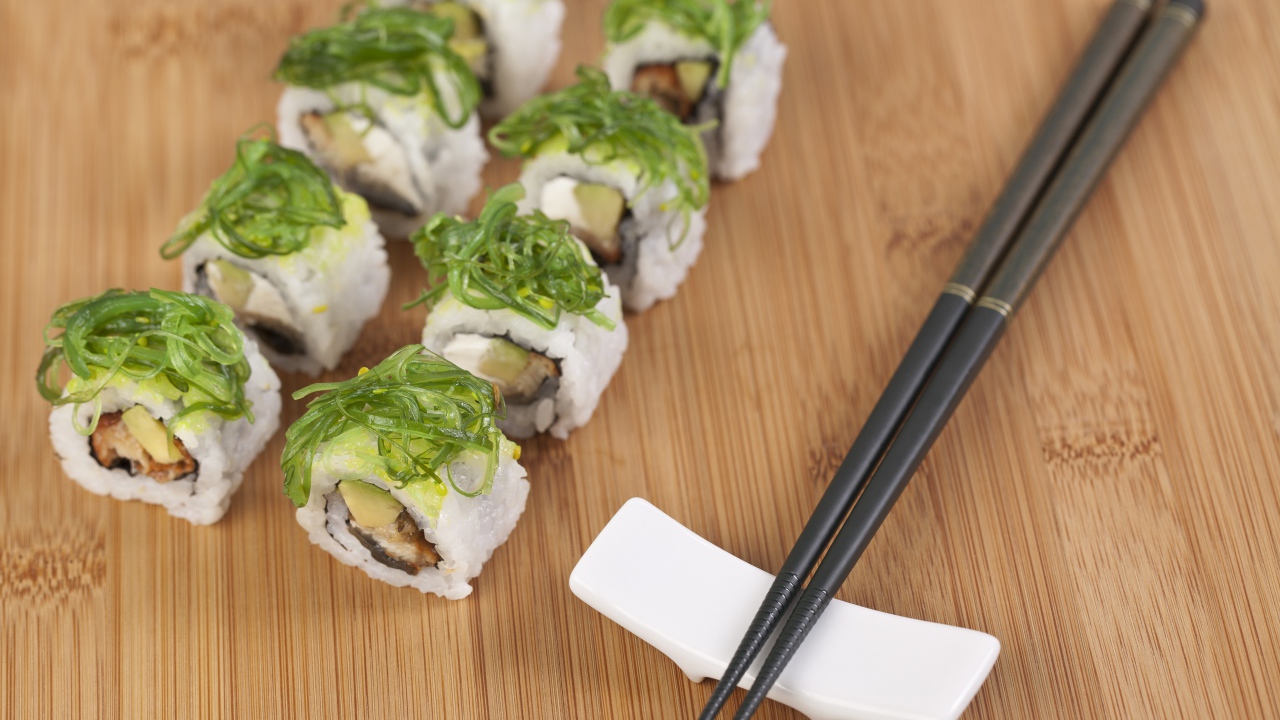 Суши с черными палочками на столе