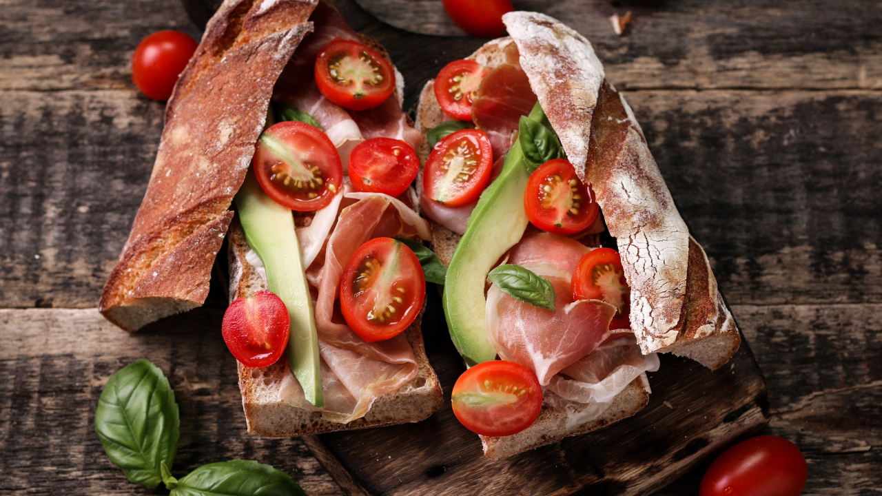 Бутерброды с помидорами, авокадо и беконом