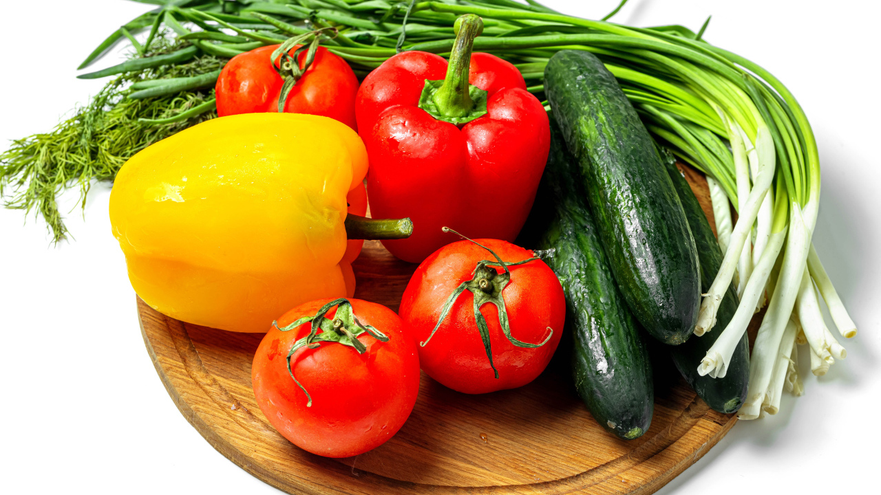 Помидоры, болгарский перец, огурцы и зелень на белом фоне