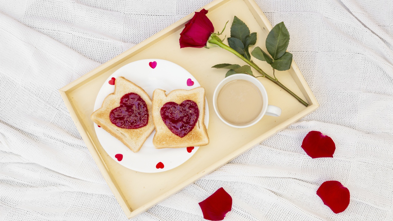 Два тоста с джемом на разносе с розой и кофе