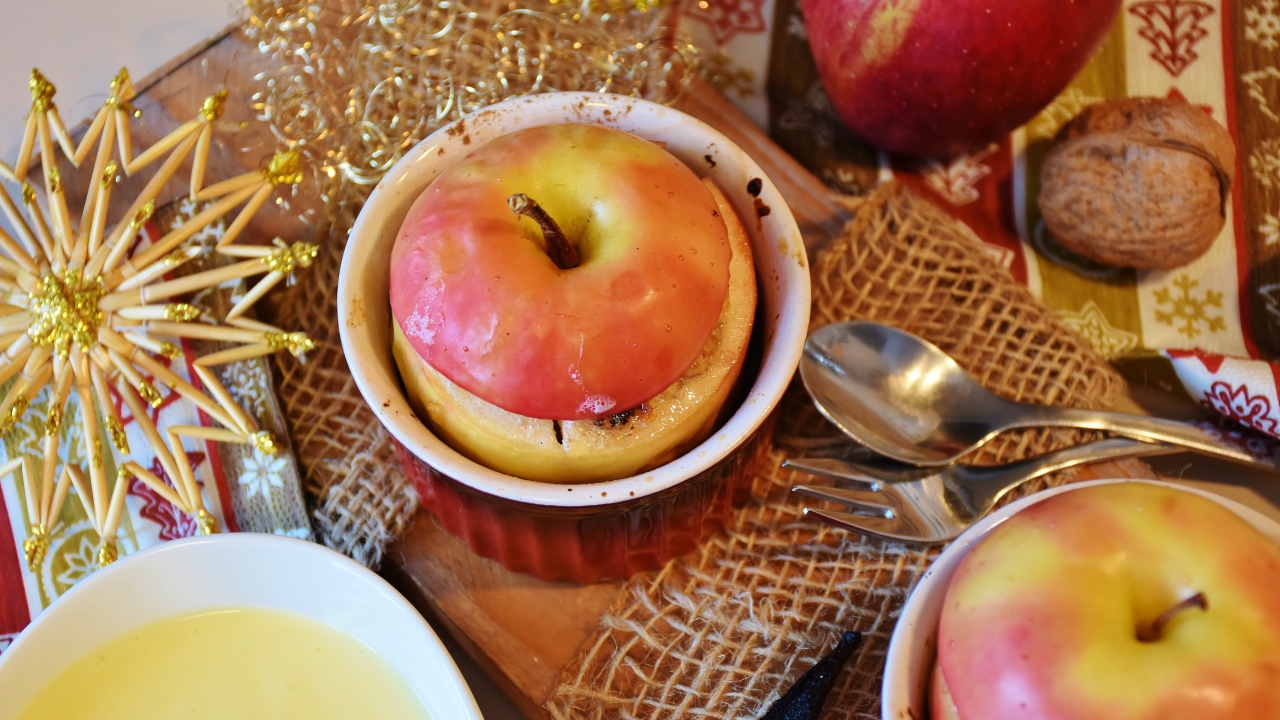 Запеченные яблоки на столе 