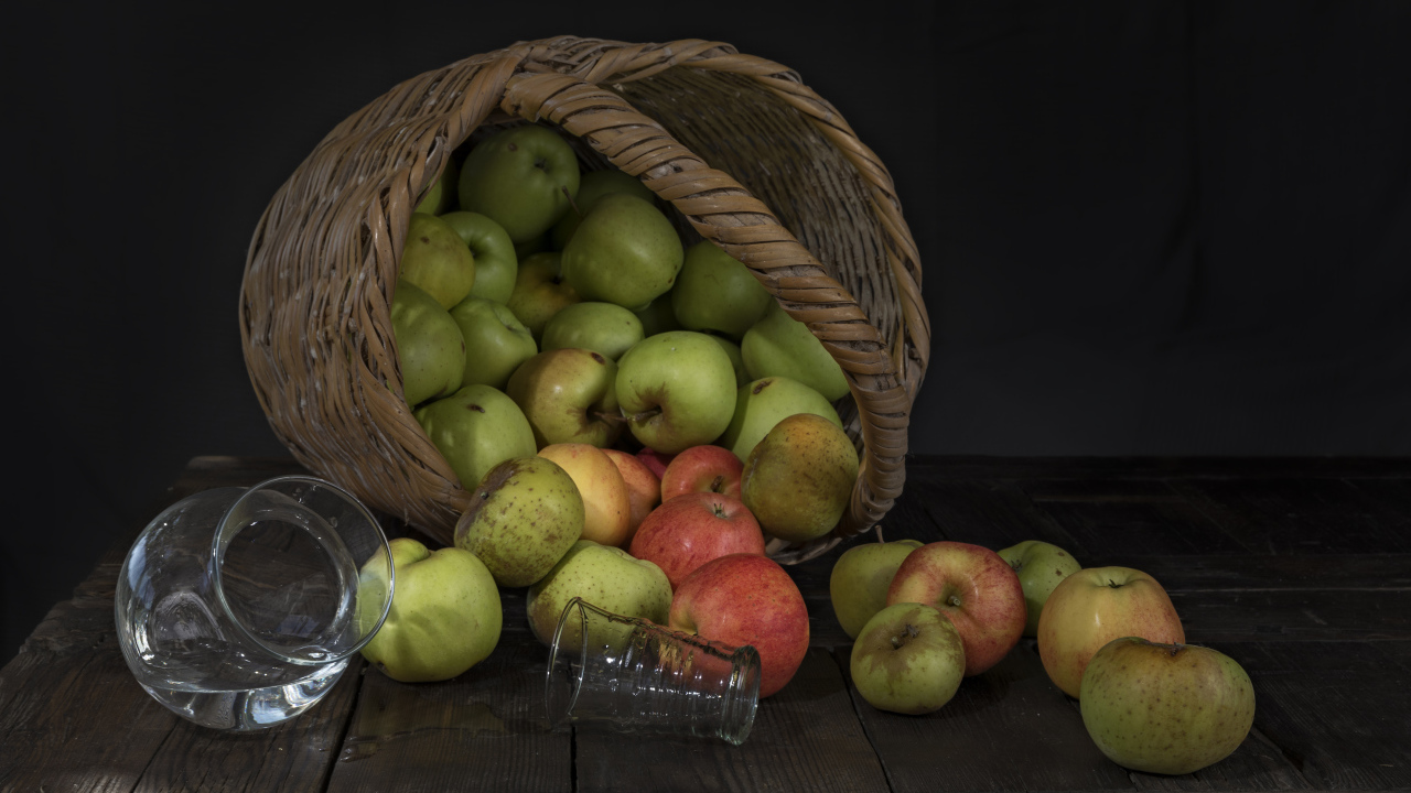Корзина красивый спелых яблок на столе