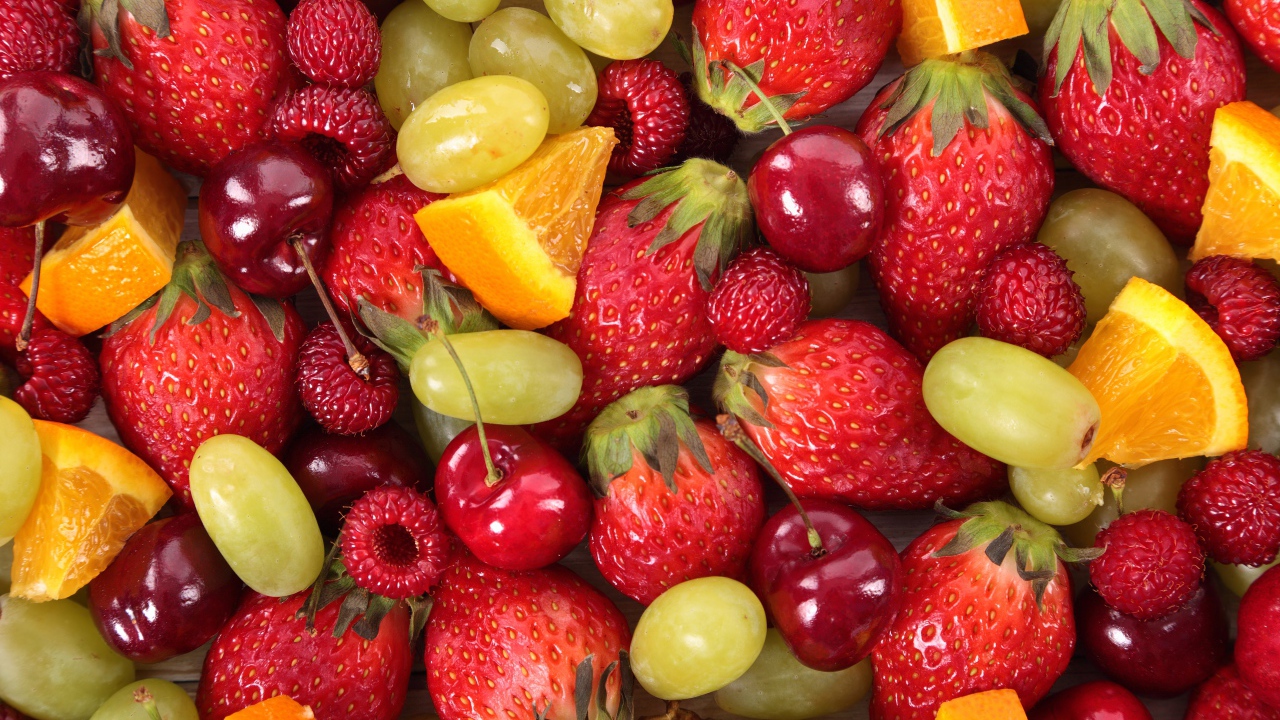 Ягоды клубники, малины, вишни и винограда крупным планом