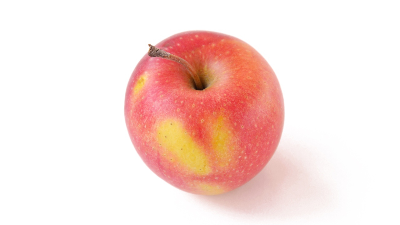 Большое красное яблоко на белом фоне 