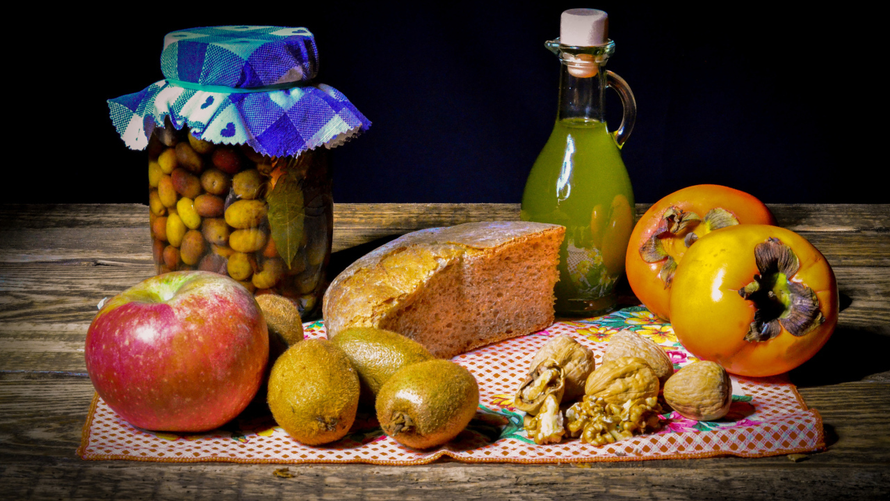 Хлеб с фруктами на столе с вареньем и орехами 