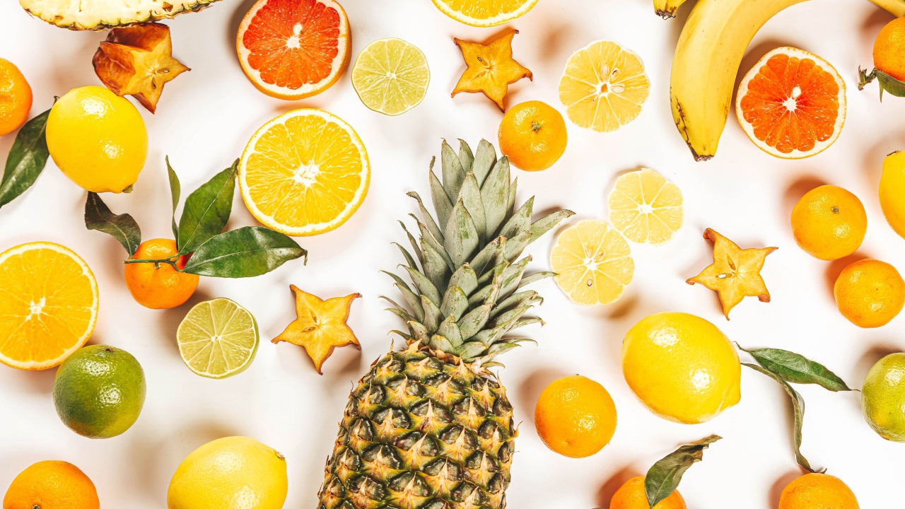 Цитрусовые фрукты на белом фоне