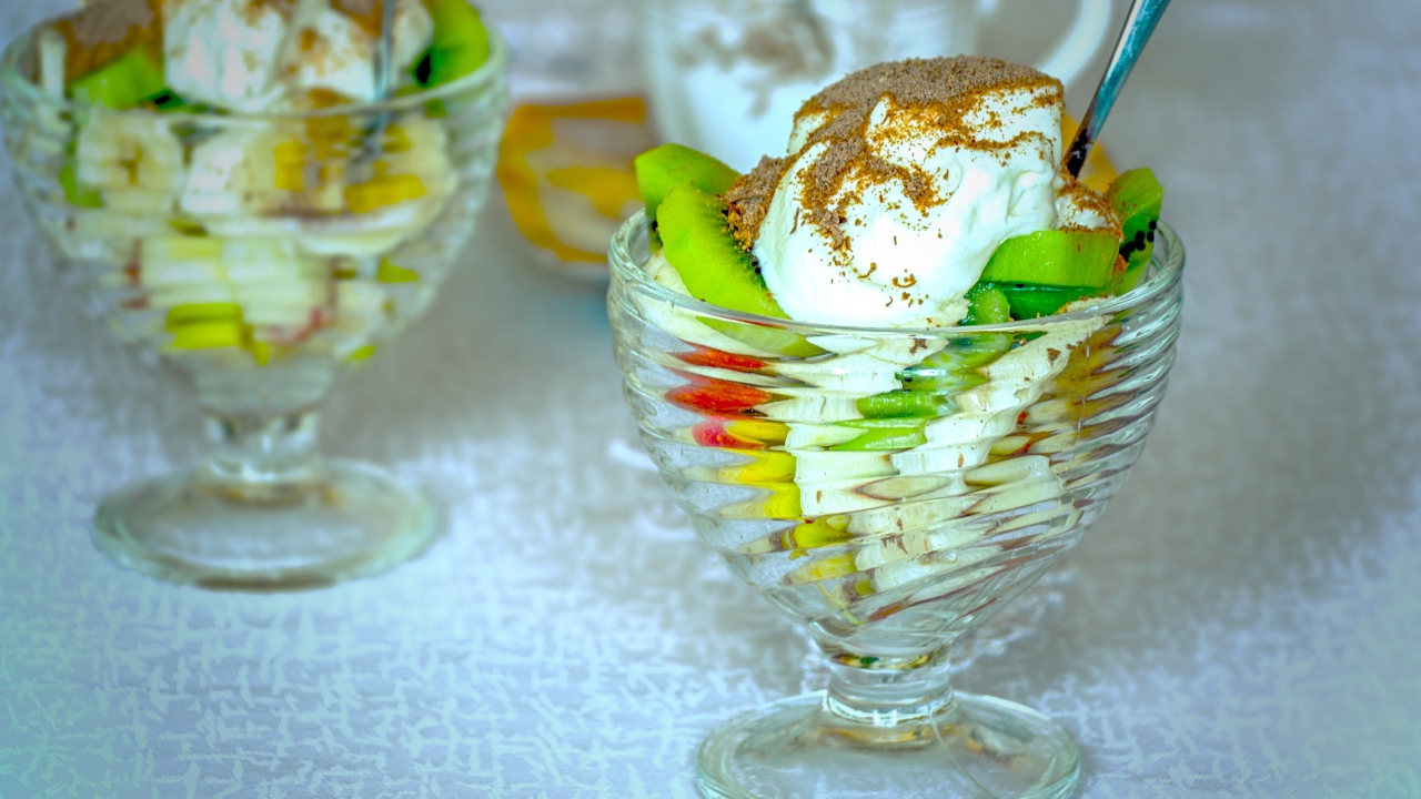 Десерт с фруктами и взбитыми сливками 