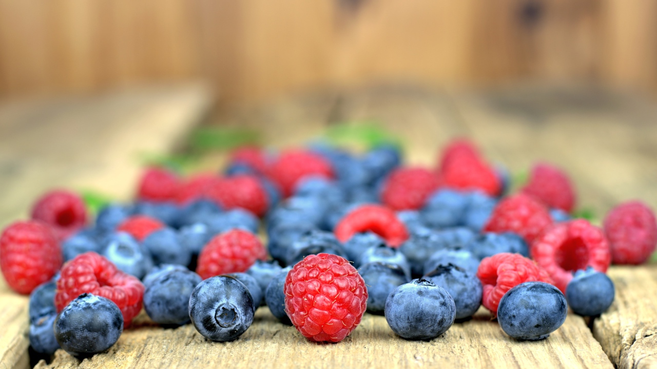 Свежие ягоды черники и малины на лавке